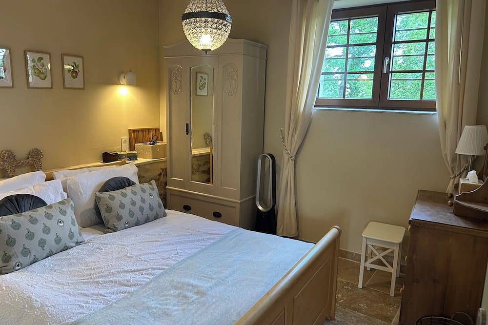 A cosy countryside gite with pool, surrounded by nature and near the Pyrenees. in Laroque-d'Olmes, Ariège