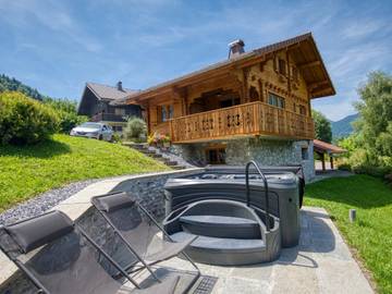 Gîte pour 9 personnes, avec terrasse et jacuzzi à Morillon