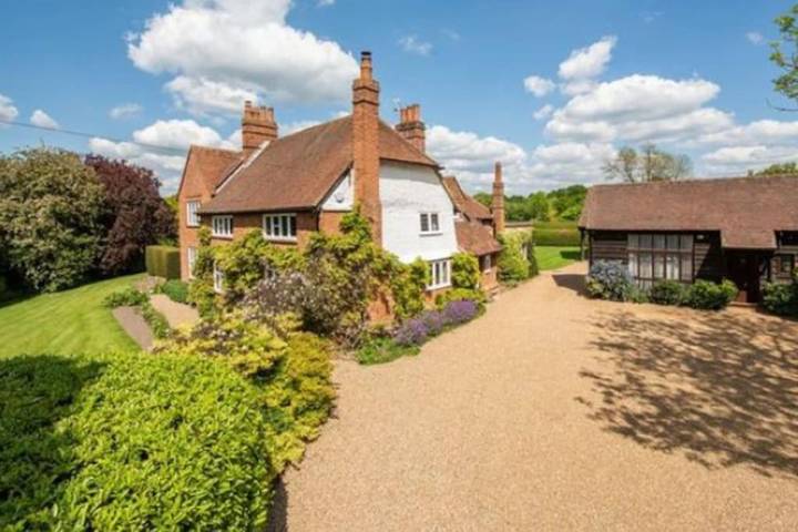 Apartment for 15 people, with Hot tub and Garden as well as Pool in Guildford