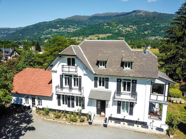 Location de vacances pour 14 personnes, avec Balcon et Terrasse ainsi que Jardin et Piscine à Adast