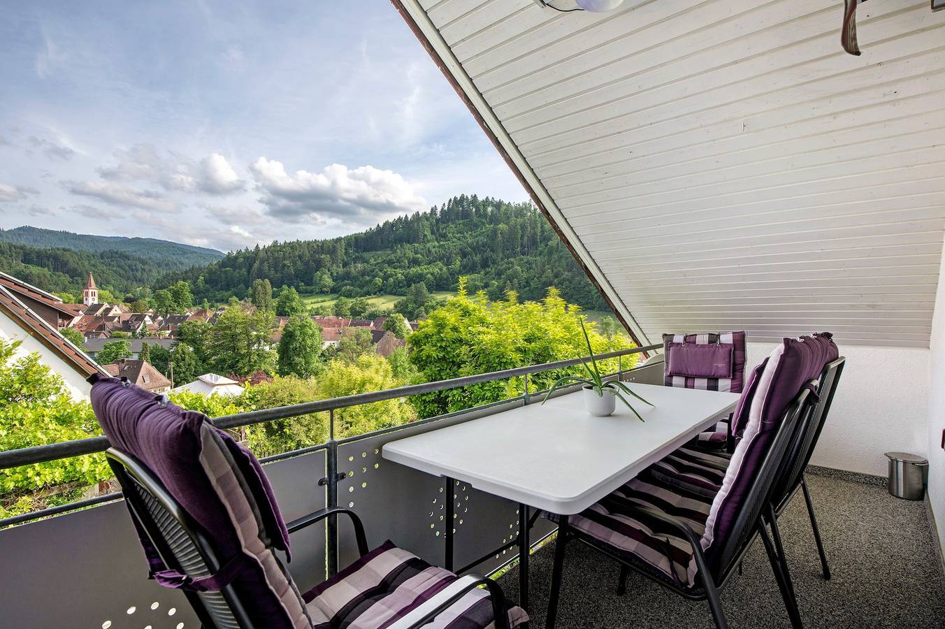 Ganze Wohnung, Ferienwohnung 'Haus Waldfee' mit Bergblick, Balkon und Wi-Fi in Sulzburg, Südschwarzwald