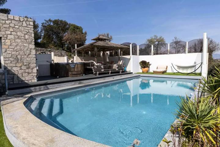 Villa pour 6 personnes, avec piscine ainsi que vue et jardin à Villeneuve-Loubet