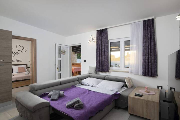 Family house Georgine with 2 bedrooms and pool in Pula-Medulin, Pula