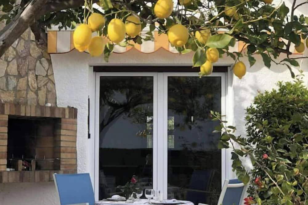 Charming renovated house - 4 mn walk from Grifeu beach - Very nice garden-Parking area in Llansá, Alt Empordà