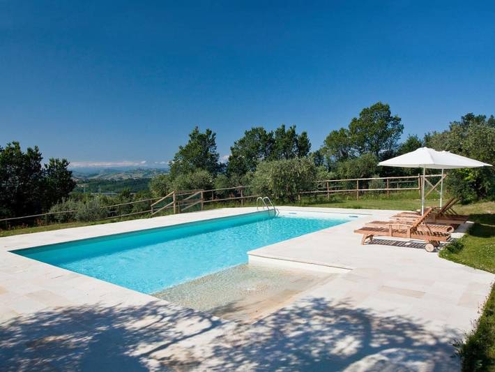 Agriturismo per 6 persone, con Balcone e Terrazza nonché Giardino e Piscina a Montegiorgio