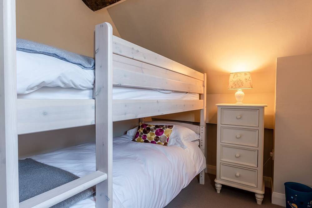 Corner Cottage - sleeps 4 guests  in 2 bedrooms in Bretforton, Worcestershire