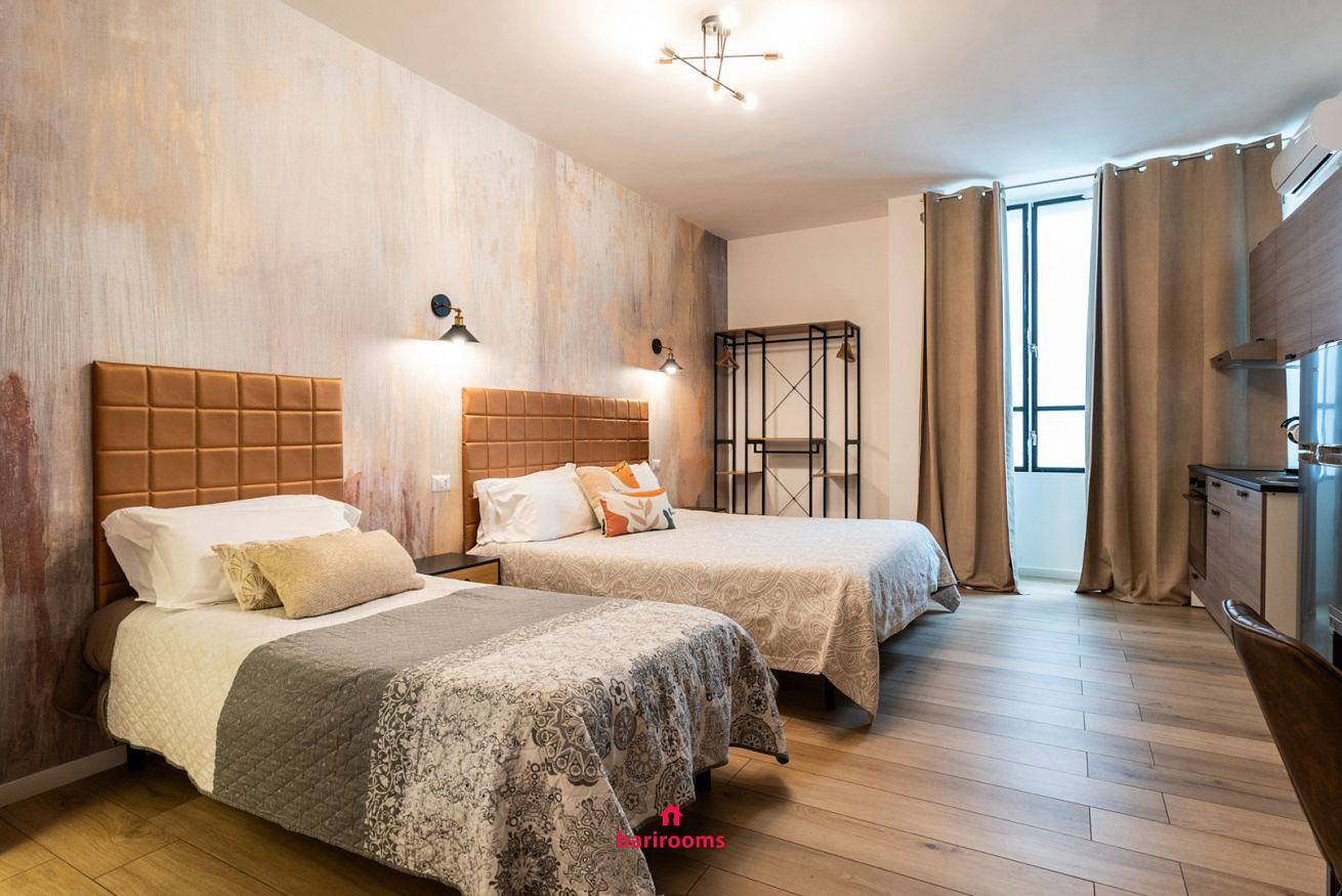 Ganze Wohnung, Barirooms — Dreibettzimmer Savoia -  Frühstück inklusive in Bari, Bari Provinz