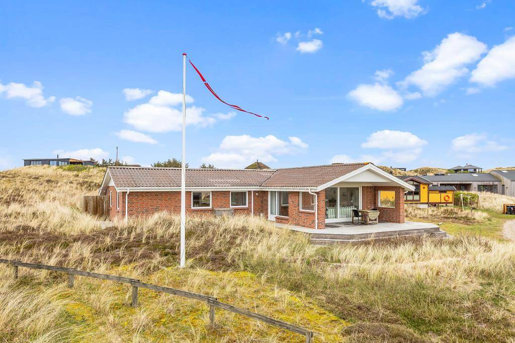 Strandnahes Ferienhaus mit Holzofen in Houvig in Ringkøbing, Holmsland Klit