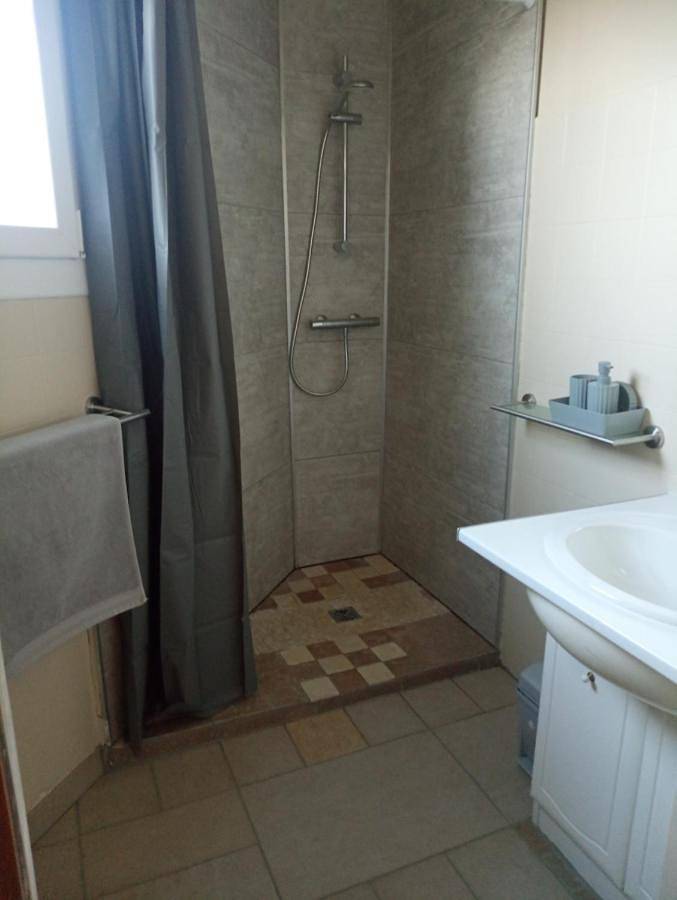 Three-Bedroom House in Saint-Carné, Région de Dinan