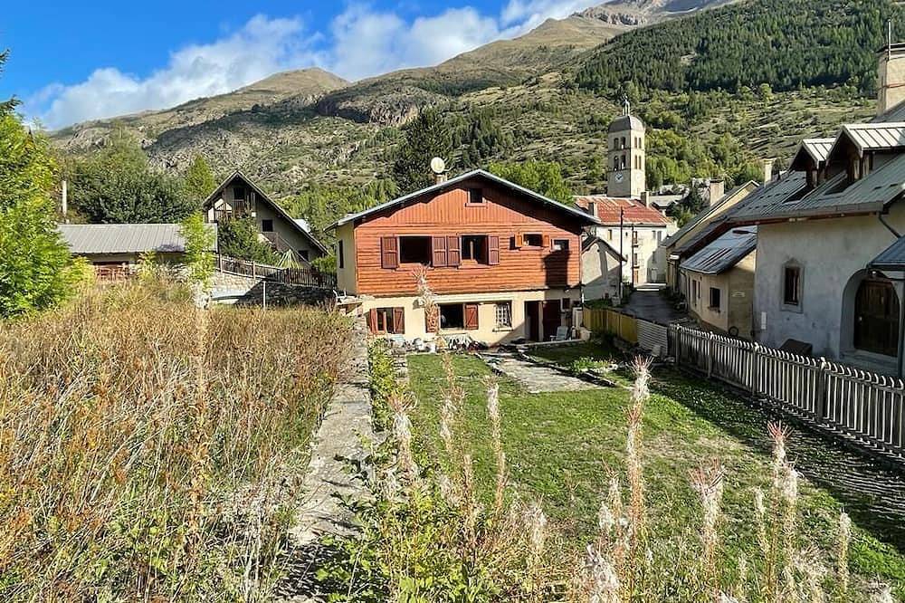 Reopening After Renovation Chalet sleeps 8, large garden. Serre chevalier in Le Monêtier-les-Bains, Serre Chevalier
