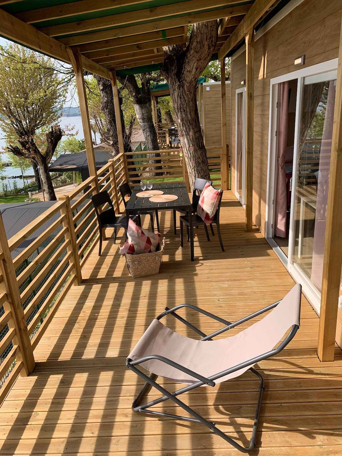 Casa mobile con aria condizionata, terrazza e piscina  in Padenghe sul Garda, Prealpi Gardesane