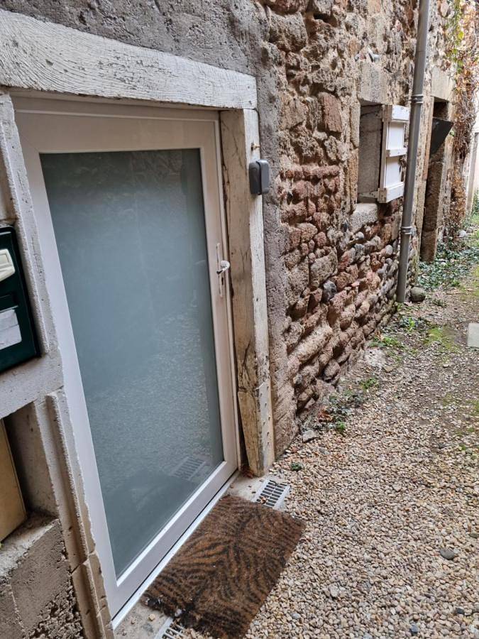 Appartement entier, One-Bedroom Apartment in Issoire, Région de Besse-et-Saint-Anastaise