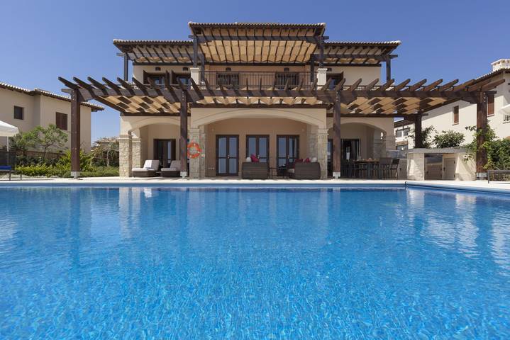 Villa for 10 people, with pool and garden in Aphrodite Hills