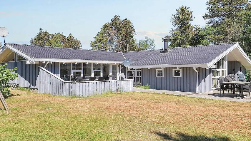 Ferienhaus für 10 Personen, mit Terrasse und Whirlpool sowie Sauna und Pool in Bratten