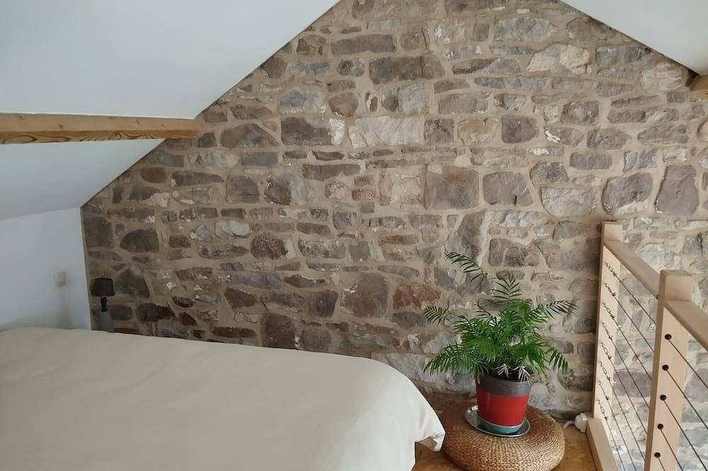 Ganze Wohnung, Old stone studio, ideal for discovering the Meuse valley.  in Wépion, Namur