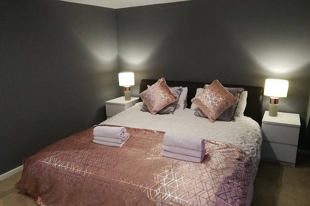 Large House in Bude, Cornwall, Sleep18, Quiet Location, Just 10min Walk To Beach in Bude, Cornwall