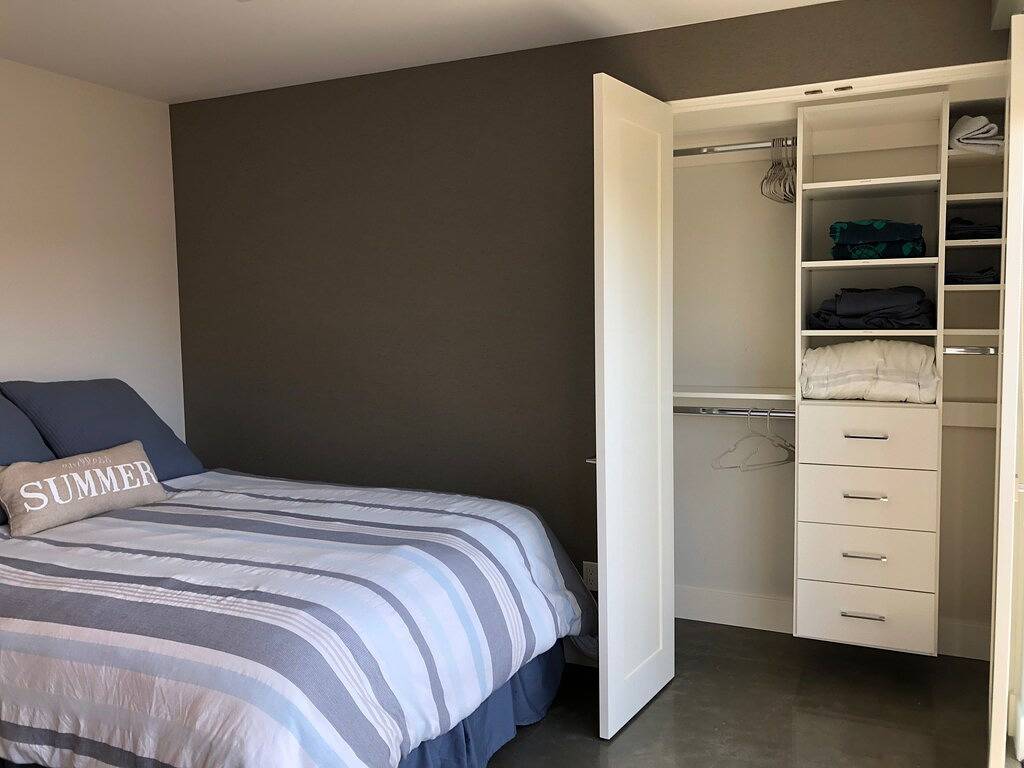 Ganze Wohnung, Neues modernes Gästehaus am Strand in Carlsbad Village in Carlsbad, San Diego County