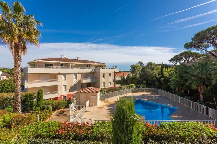 Appartamento intero, Appartamento "Petit Paradis" con piscina condivisa, Wi-Fi e aria condizionata in Cavalaire-sur-Mer, Costa mediterranea (Francia)