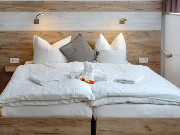 Sonnenschein Hotel & Apartments - Einzelzimmer mit eigenem Flurbad / Ibergblick in Heilbad Heiligenstadt, Region Eichsfeld