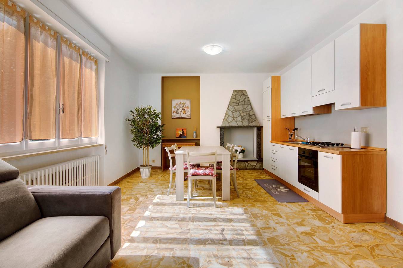 Entire apartment, Apartment 'Gravedona Lake' with Mountain View, Private Terrace and Wi-Fi in San Gregorio (Como), Gravedona ed Uniti