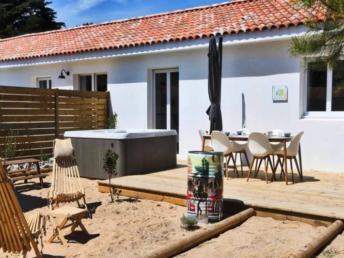 Location de vacances pour 6 personnes, avec jardin et jacuzzi ainsi que terrasse et sauna, animaux acceptés à Notre-Dame-de-Monts