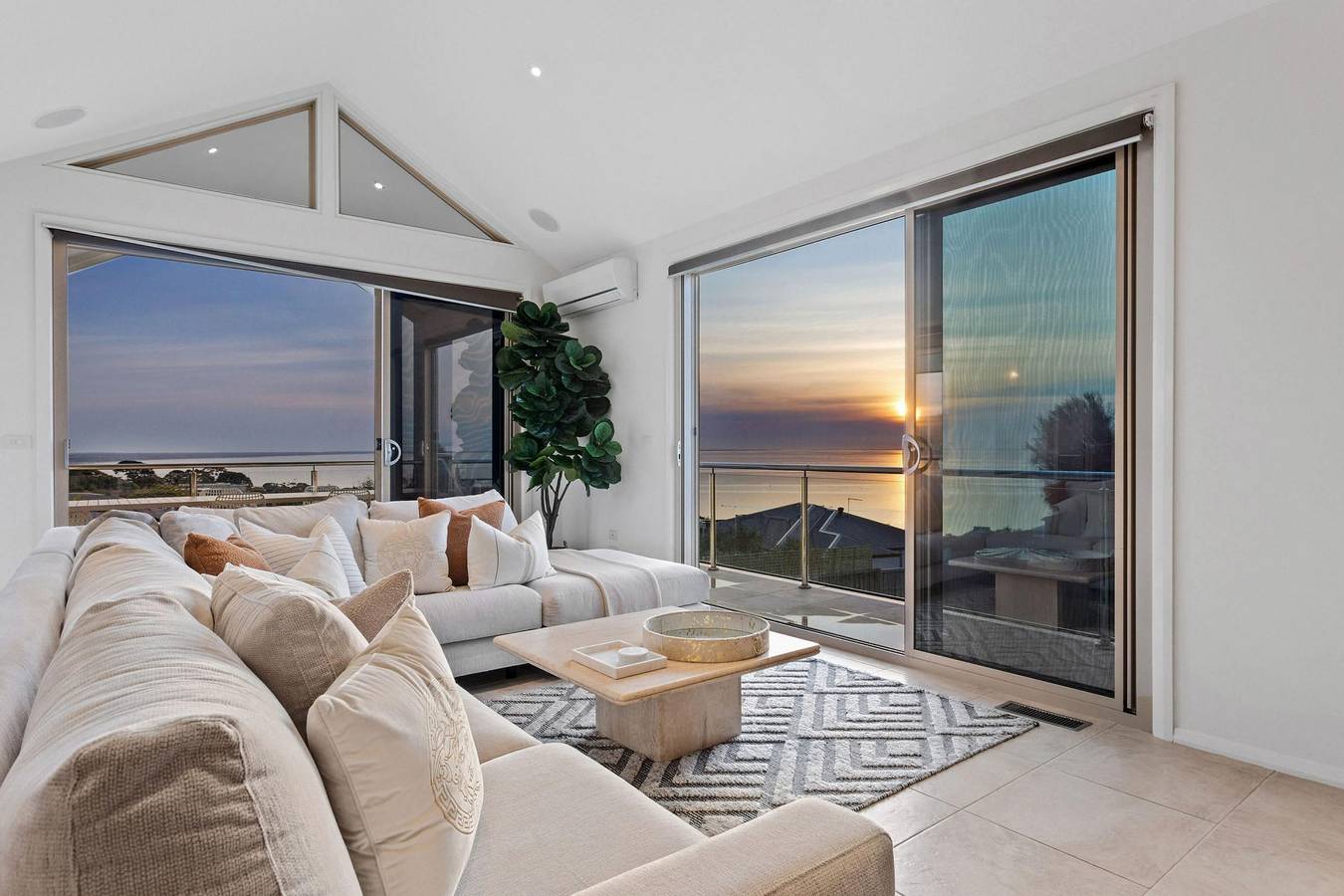Sunset View Luxury 4 Bedrooms With Sauna in Melbourne, Mornington Peninsula