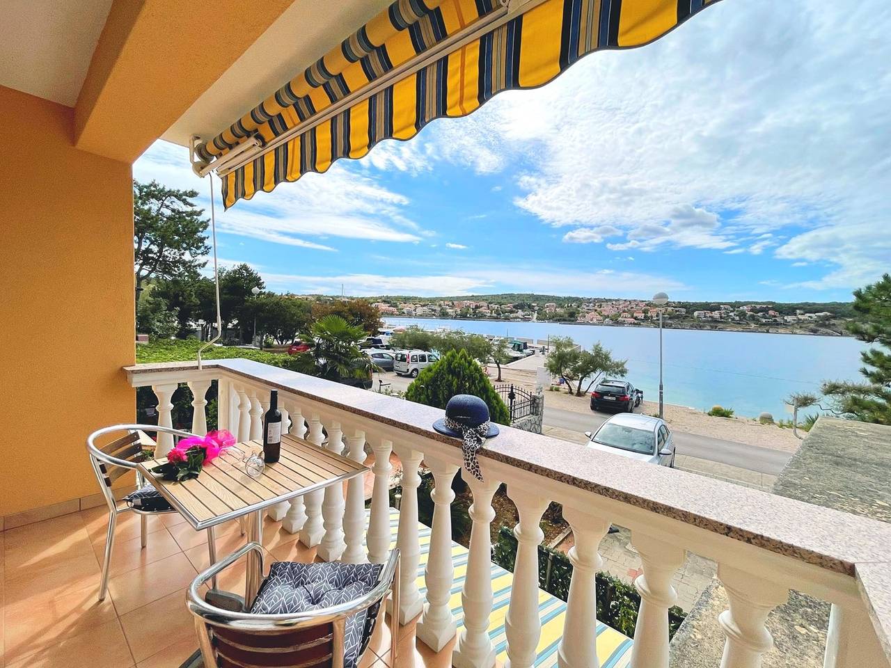 Ganze Wohnung, Apartment Villa Tiha - 10 m vom Strand entfernt, Meerblick, Balkon, direkt am Meer, privater Parkplatz in Silo (Krk), Krk