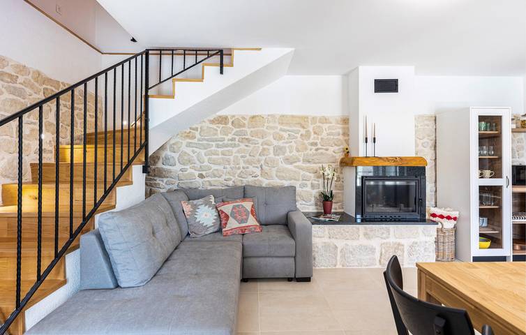 Reizende 2-Zimmer-Wohnung mit Pool und Zugang zum Fluss in Bajagić, Dalmatinisches Zagora