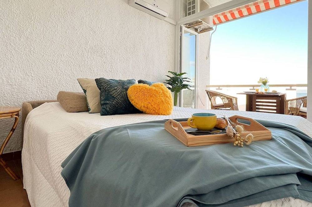 Apartamento entero, Vistas Espectaculares, Primera Línea Mar, Balcón, A/C in Coma-ruga, Vendrell