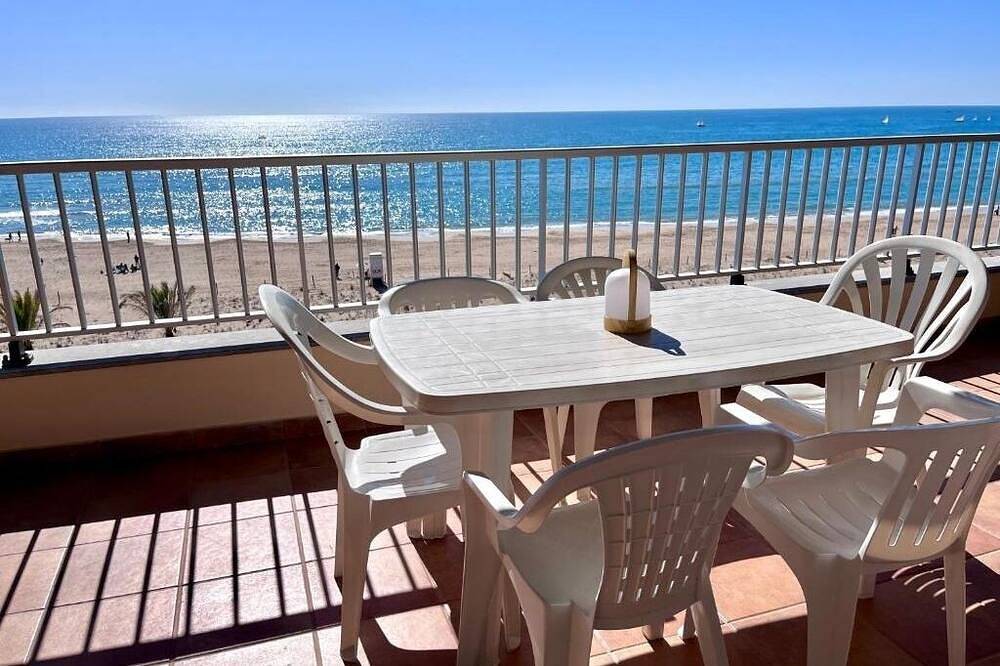 Entire apartment, Spacious 4 bedroom apartment in first line of sea. Rodes in Calafell, Costa Dorada