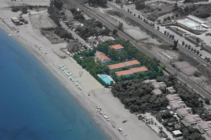 Resort per 2 persone, con Balcone e Idromassaggio nonché Terrazza e Giardino in Costa Ionica Calabria