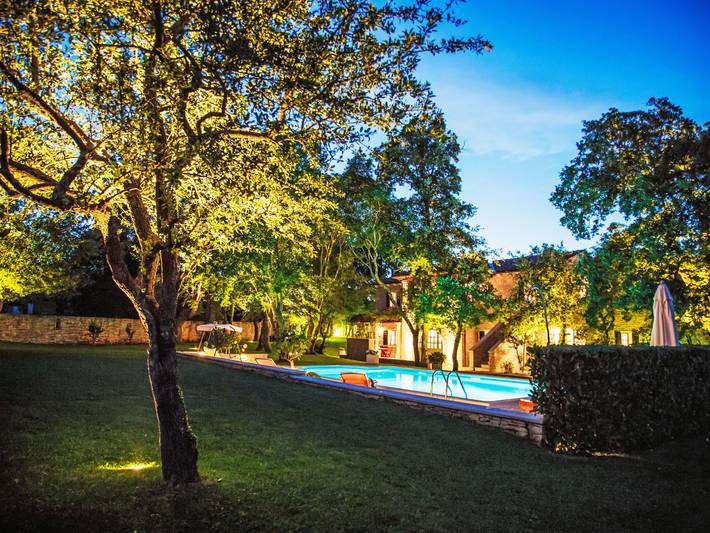 Location de vacances pour 8 personnes, avec Balcon et Terrasse ainsi que Jardin et Piscine à Tinjan
