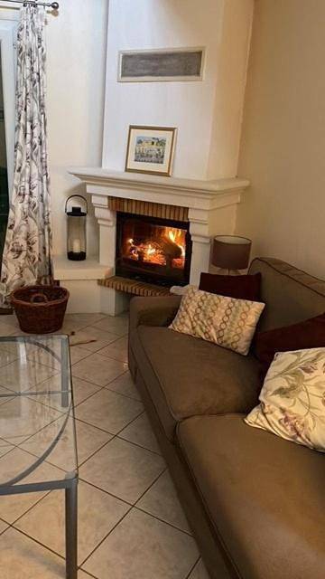 Location de vacances pour 8 personnes, avec piscine ainsi que vue et terrasse à Verzeille - 4