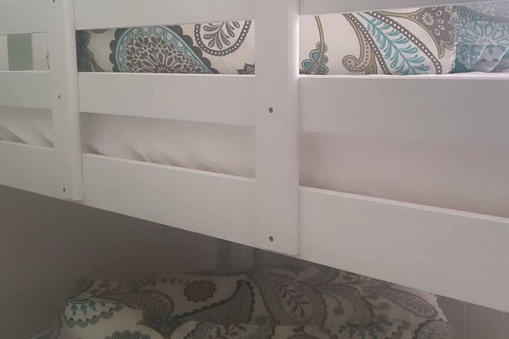 A luxurious unique River Boat with Castle Views in Maidstone in Boxley, Kent