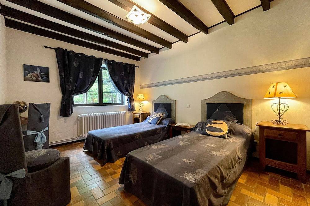Tranquil Getaway: Cozy Home with Forest Views, Fireplace, and Family Amenities in Queyrières, Massif Central