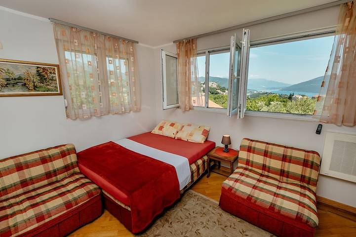 Ganze Wohnung, Nice appartment on the top of hill, without noisy. in Podi-Sasovići, Boka Kotorska
