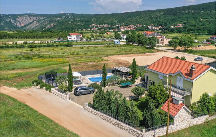 Gemütliche 2-Zimmer-Wohnung mit Pool, WLAN und Terrasse in der Nähe von Fluss und See in Imotski, Makarska Riviera