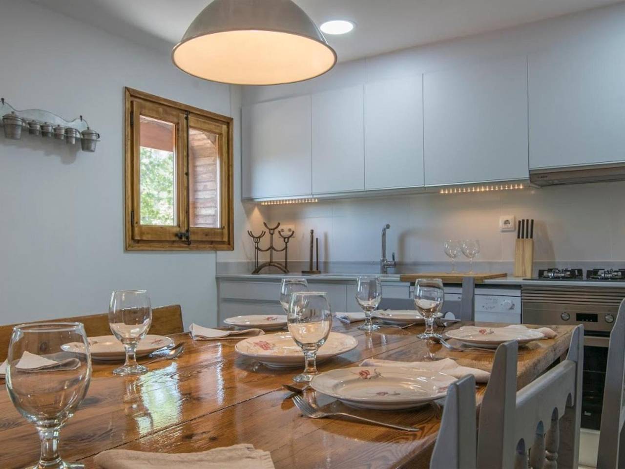 Catalan farmhouse with fireplace, 3 baths, Bbq, nature nearby, pet-friendly in Castellnou de Bages, Pla de Bages DO