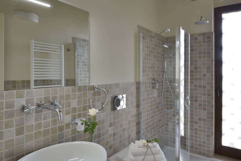 Fienile: luxury countryside villa, shared pool, ideal base to discover Tuscany in Siena, Siena Province