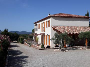 Chambre d’hôte pour 2 personnes, avec jardin et piscine, animaux acceptés à Régusse