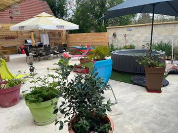 Location de vacances pour 6 personnes, avec terrasse et jacuzzi à Saint-Julien-de-Lampon