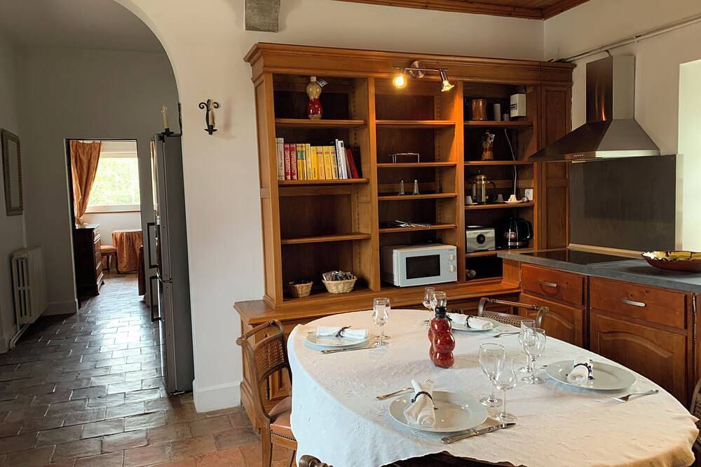 Appartement 130m2 dans l'aile du Château 8 personnes 3 chambres, cuisine équipée in Floure, Région de Carcassonne