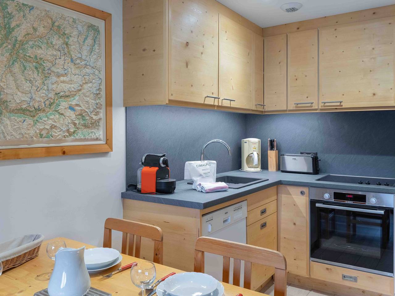 Entire apartment, Prime Location Apartment in Méribel: Sleeps 4, Ski In/Out, Near Esf & Shops in Méribel, Les Allues