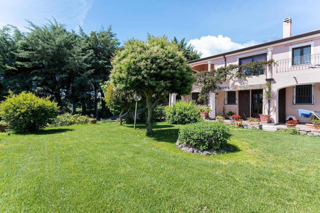 Ferienhaus „Residenza Le Magnolie“ mit Terrasse, Gemeinschaftsgarten und Wlan in Orosei, Golf von Orosei