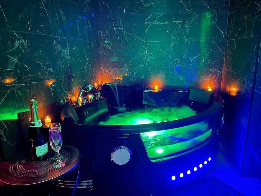Appartement entier, Love Room Le Baroque / Jacuzzi / Sauna in Château-Landon, Seine-et-Marne