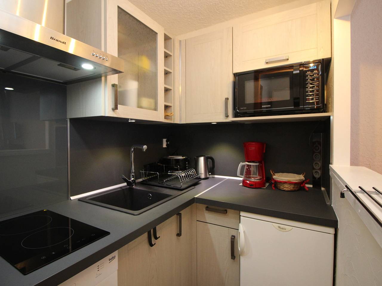 Entire apartment, Mont-Dore: T2 with Balcony, Parking and Wifi in Mont-Dore, Volcans d'Auvergne Regional Nature Park