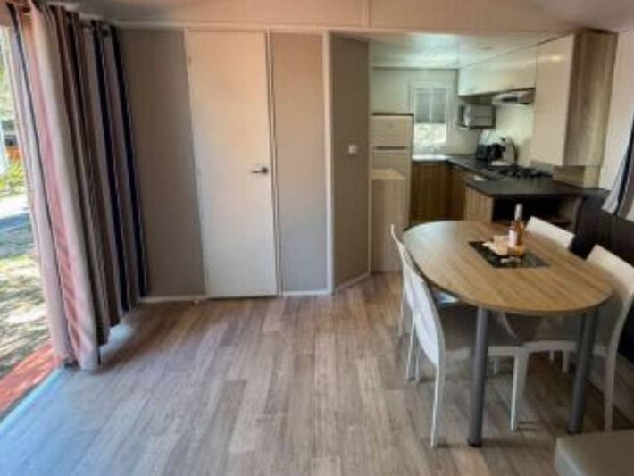 Camping pour 4 personnes, avec terrasse et piscine