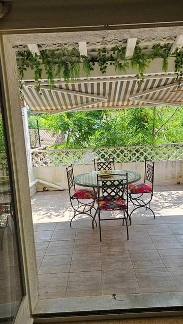 Gîte pour 3 personnes, avec piscine et jardin ainsi que terrasse et vue, animaux acceptés à Quissac