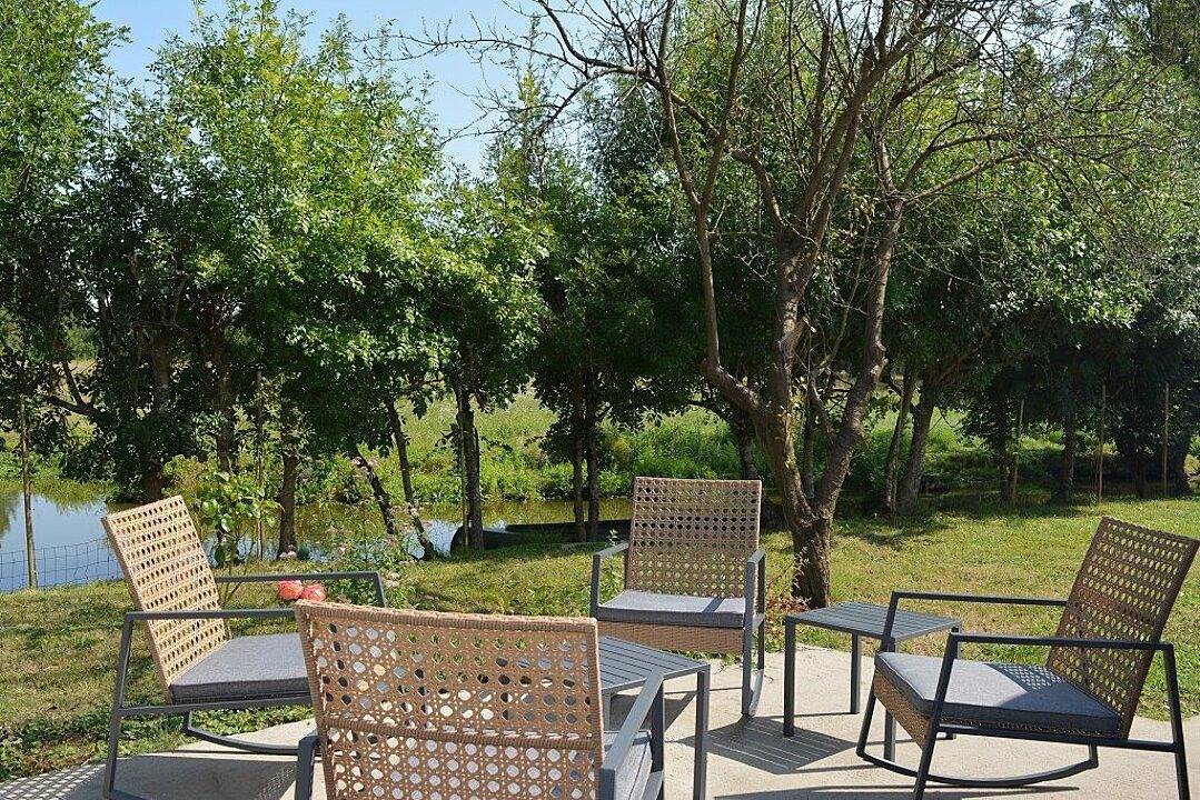 La Cabane, gîte 4 étoiles avec jacuzzi privé au bord de l'eau in Coulon, Région de Niort