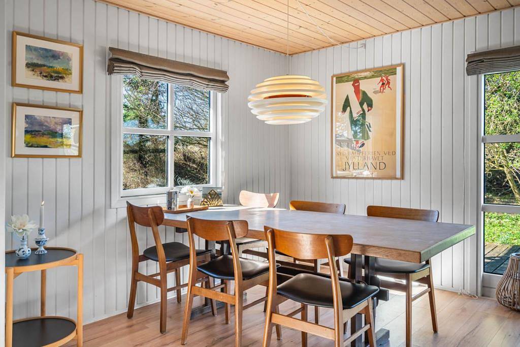 Schön gelegenes Ferienhaus mit Vildmarks-Bad in Henne Strand in Henne, Varde